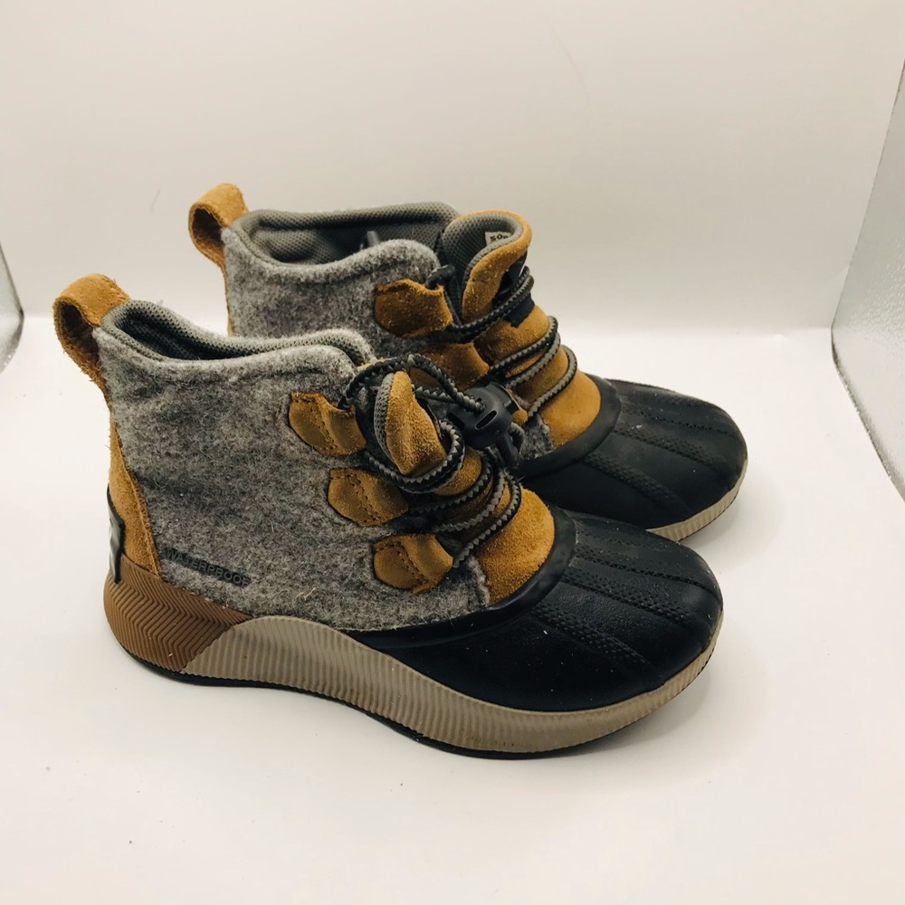 Kids Grey and Tan Waterproof Winter Boots - Brand Unspecified‎